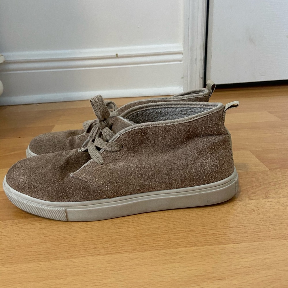 tan suede steve madden sneaker w/ faux fur lining